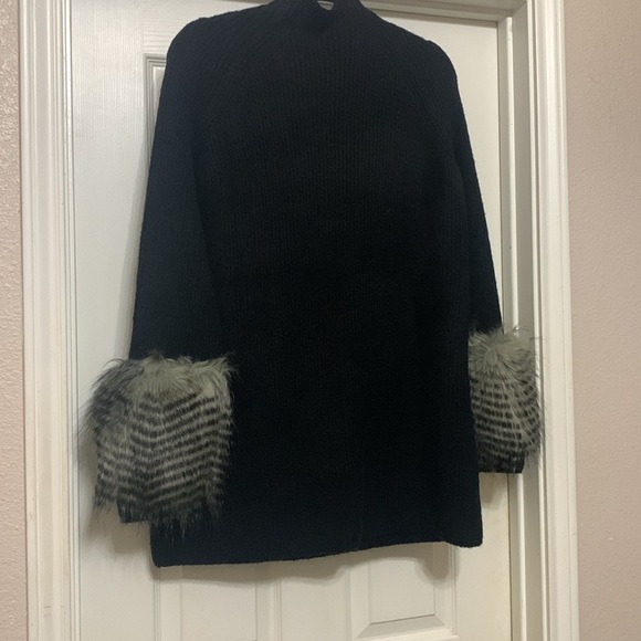 PRICE DROP JUST IN TIME FOR WINTER Beautiful tunic sweater with faux fur cuffs - Picture 5 of 8